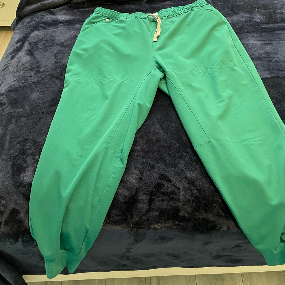 Figs scrub joggers hunter green. Size men’s XXL good condition